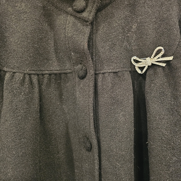 Chic Black Women's Cape with Bow Detail - Picture 2 of 6